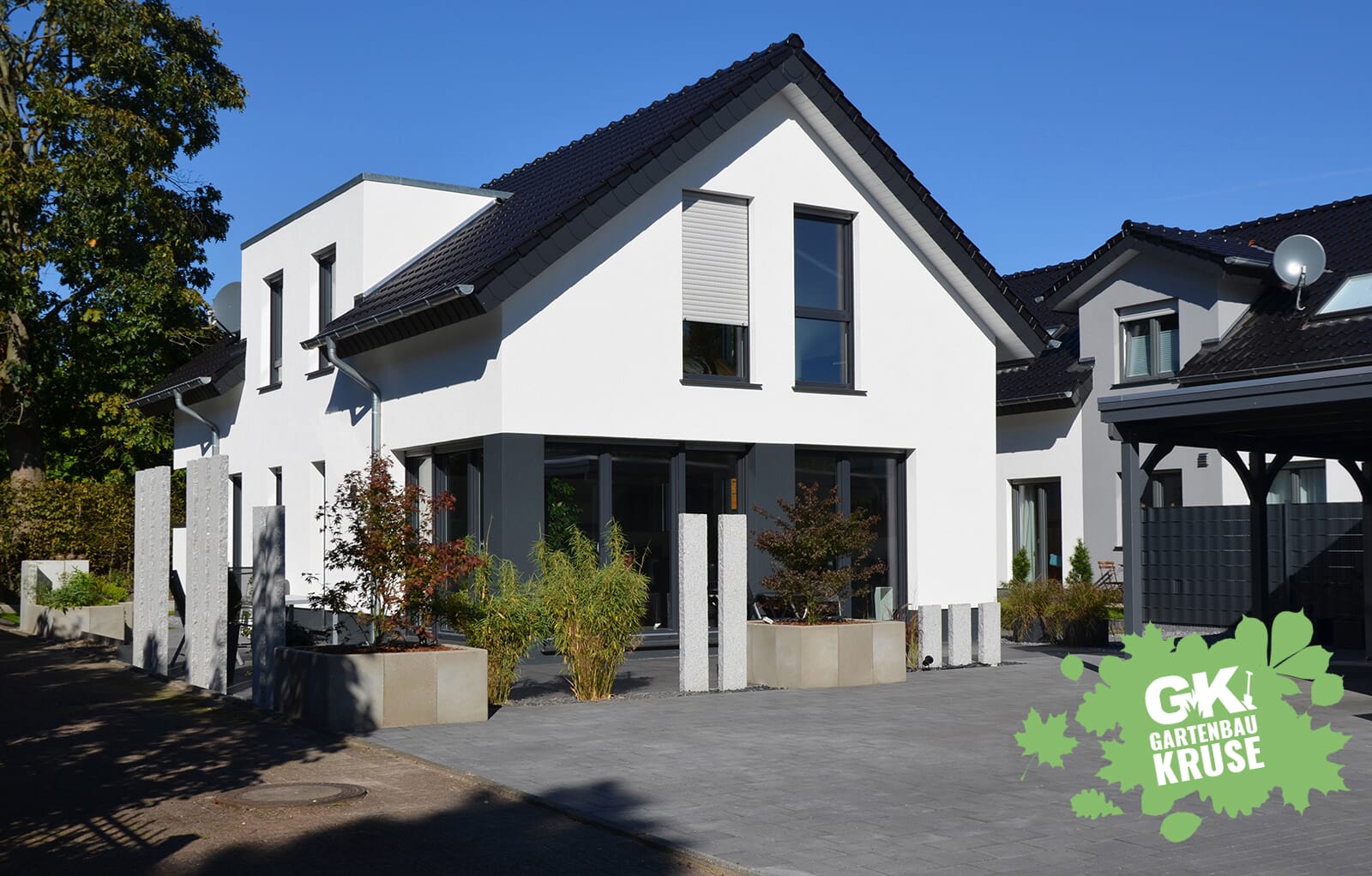 Moderne Terrasse Mit Granit Stelen Gartenbaukruse De