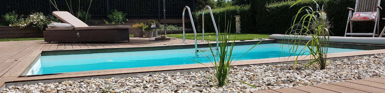 GartenbauKruse.de - GFK Poolbau - Mittelgroßes GFK Fertigbecken mit Edelstahl-Einbauleiter.