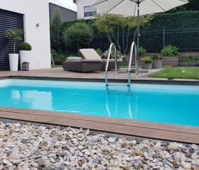 Poolbau: Holzterrasse, Kiesfläche