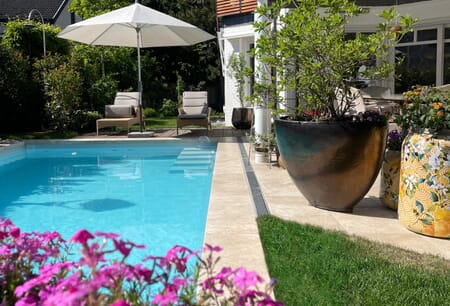 GartenbauKruse.de - GFK Poolbau - Selbst kleine Gartennischen hinter dem Haus eignen sich für den Einbau eines GFK-Pools.