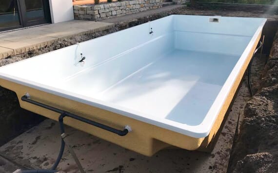 GartenbauKruse.de - GFK Poolbau - Direkt nach dem Einsetzen. Der GFK-Pool auf der vorbereiteten Bodenplatte.