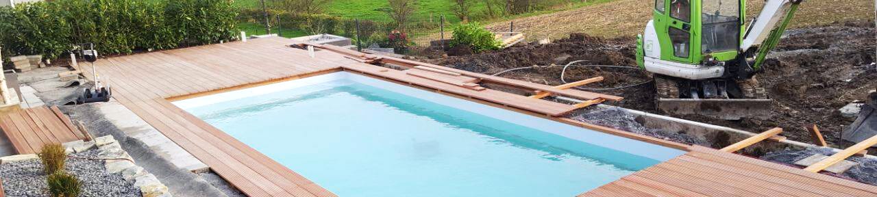 GartenbauKruse.de - GFK Poolbau - Der Pool ist bereit. Jetzt bekommt der Außenbereich den letzten Schliff.