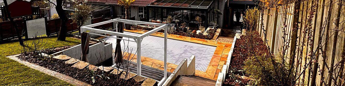 GartenbauKruse.de - GFK Poolbau - Der Pool ist perfekt geschützt und wärmeisoliert, per Knopfdruck öffnet und schließt sich das Rollo selbstständig.