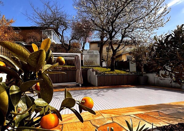GartenbauKruse.de - GFK Poolbau - Unsichtbar integriert: Das Unterflur-Rollo bewahrt die elegante und klare Linie des Pools.