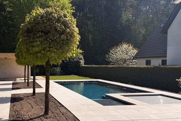 Zwei bündig eingelassene GFK-Pools im Garten mit integriertem Spa-System und gemeinsamer Wasseraufbereitung.